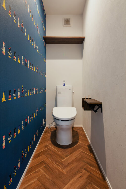 トイレのアクセントクロスでおしゃれな空間に