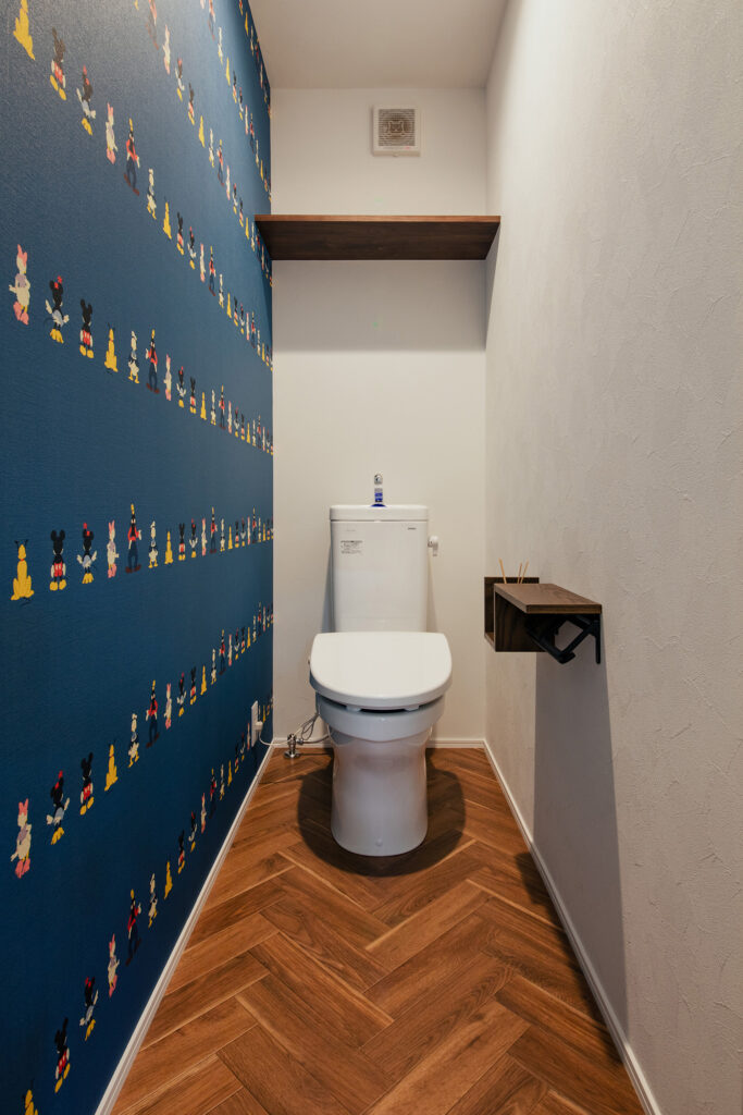 トイレのアクセントクロスでおしゃれな空間に
