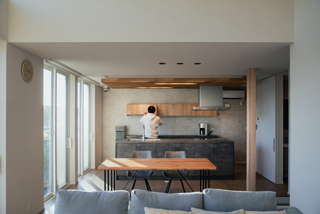 光と開放感を楽しむ、落ち着いたシンプルモダンの住まい