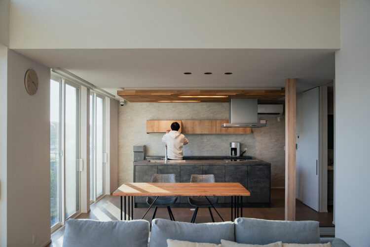 光と開放感を楽しむ、落ち着いたシンプルモダンの住まい