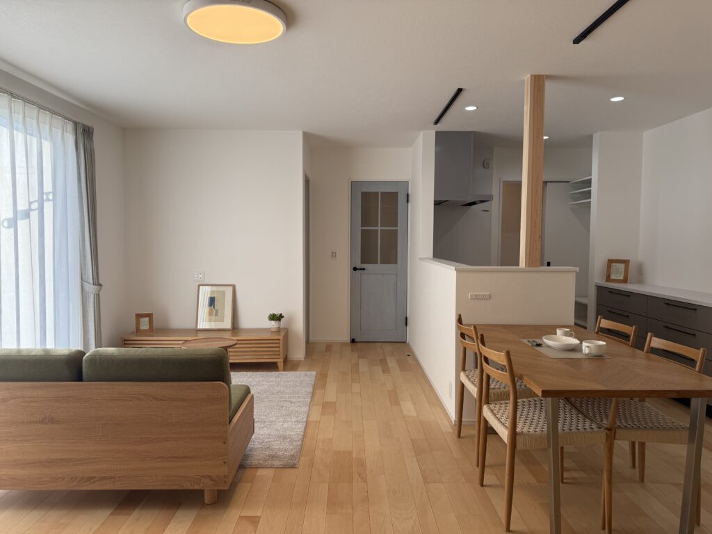 ガラスドアで抜け感のあるお家に